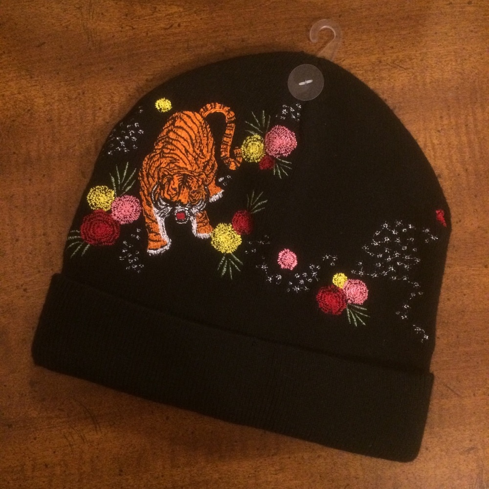 Fashion Embroidered Tiger Stocking Cap